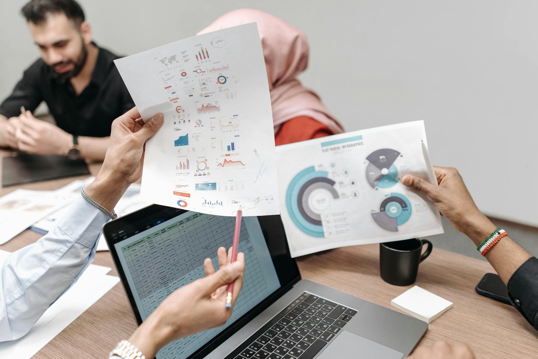 B2B vs B2C Marketing: 10 Key Differences and Similarities